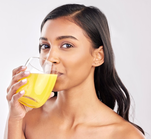 Mulher bebendo suco e saúde com nutrição e retrato bebida saudável e dieta em fundo de estúdio Perda de peso bebida orgânica e espremida na hora com bem-estar feminino e estilo de vida