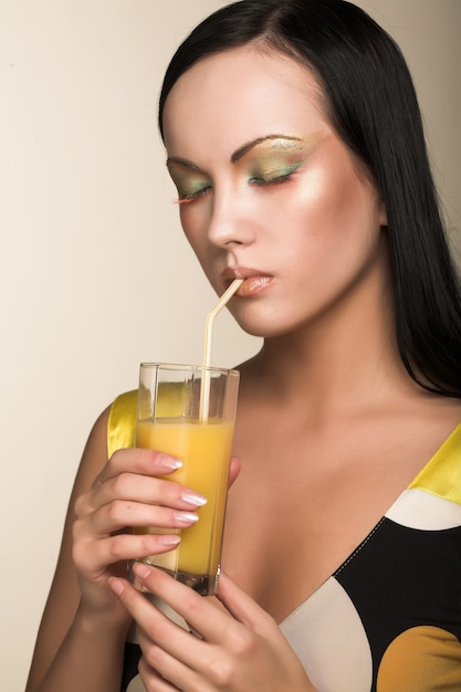 Foto mulher, bebendo, suco laranja, cima