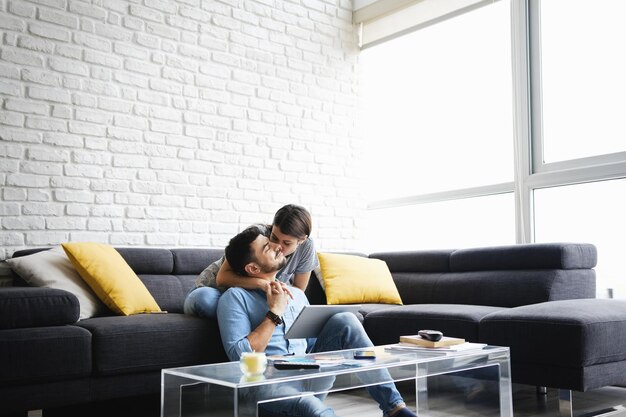 Foto mulher beijando homem usando tablet digital em casa