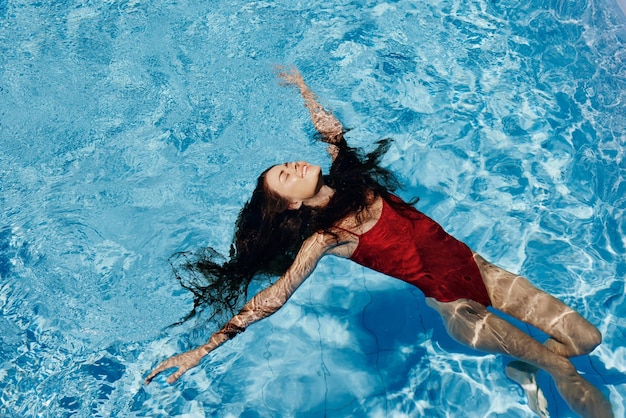 Mulher beleza feminina azul jovem piscina de férias água lazer férias de verão nadar