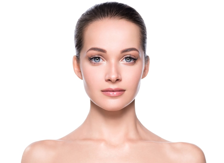 Foto mulher beleza rosto pele saudável maquiagem natural bela jovem modelo. tiro do estúdio.