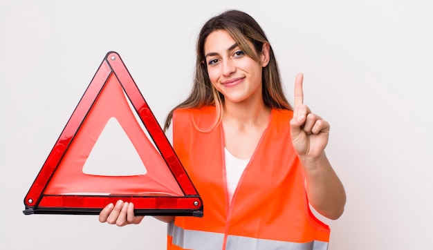 Foto mulher bem hispânica sorrindo e parecendo amigável mostrando o conceito de triângulo de carro número um