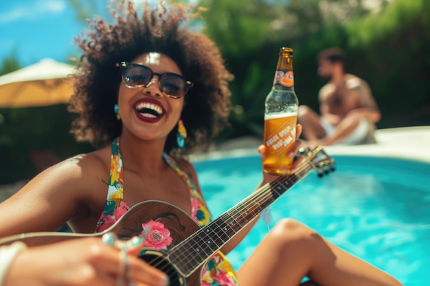 Mulher biracial feliz com guitarra brindando com uma garrafa de cerveja com um homem à beira da piscina em um dia ensolarado