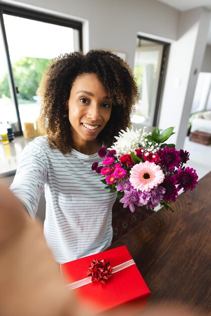 Foto mulher biracial tira uma selfie em casa