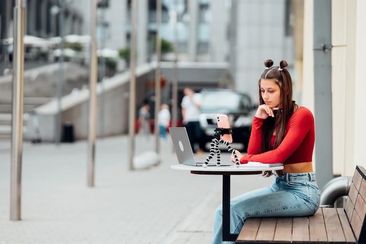 Foto mulher blogueira em um café de verão transmitindo na rua