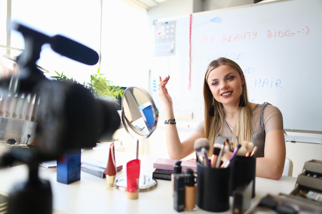 Mulher blogueira realiza treinamento de maquiagem remotamente closeup