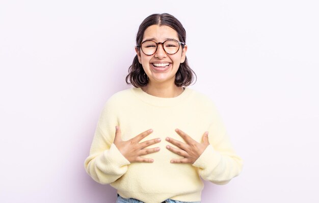 Mulher bonita adolescente parecendo feliz surpresa orgulhosa e animada apontando para si mesma