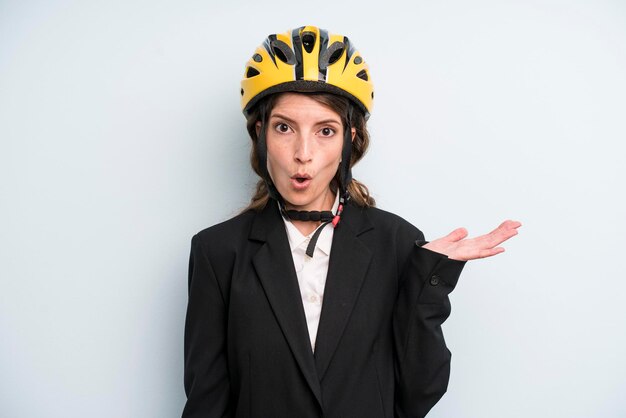 Mulher bonita adulta jovem com um capacete de bicicleta