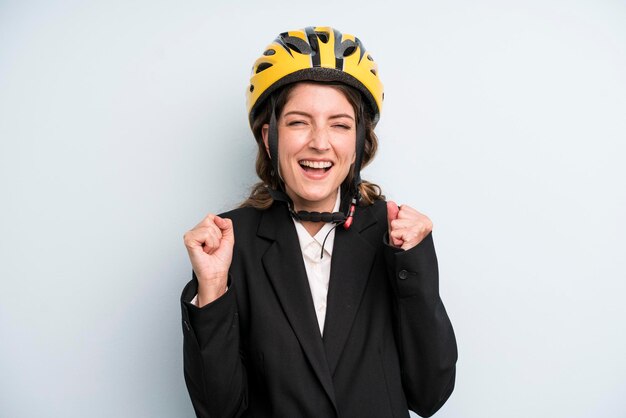 Mulher bonita adulta jovem com um capacete de bicicleta