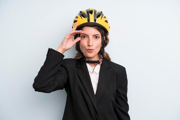 Mulher bonita adulta jovem com um capacete de bicicleta