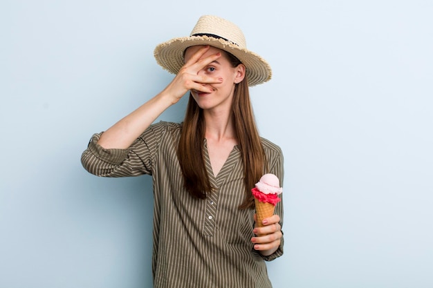 Mulher bonita adulta jovem com um cocnept de verão de sorvete