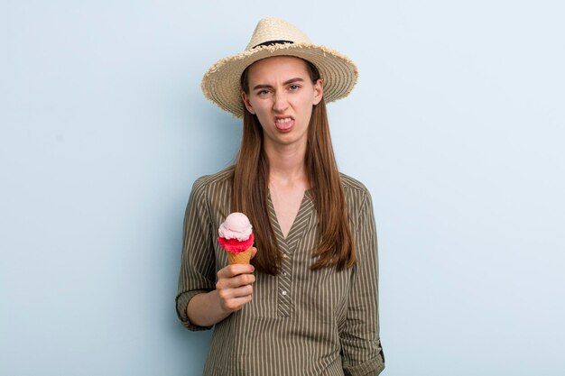 Mulher bonita adulta jovem com um cocnept de verão de sorvete