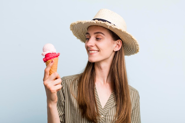 Mulher bonita adulta jovem com um cocnept de verão de sorvete