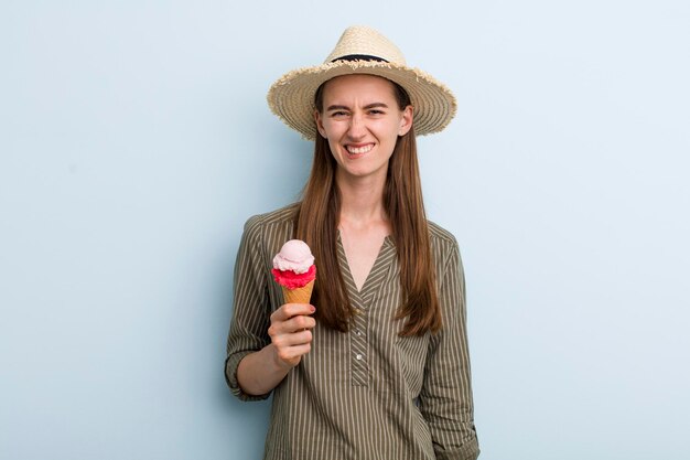 Mulher bonita adulta jovem com um cocnept de verão de sorvete