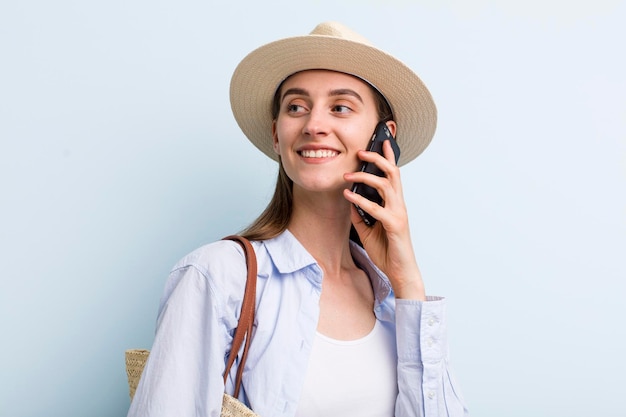 Mulher bonita adulta jovem em suas férias de verão