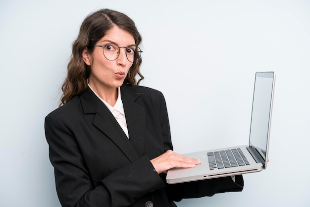 Mulher bonita adulta jovem segurando um laptop