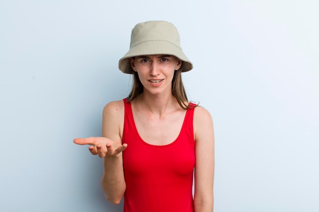 Foto mulher bonita adulta jovem vestindo trajes de banho