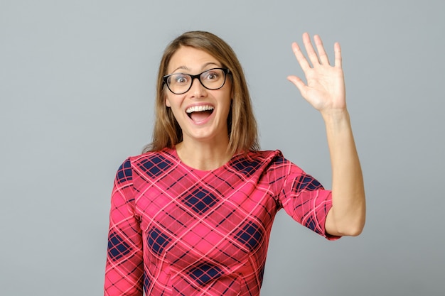 Mulher bonita alegre jovem renúncia dizendo olá