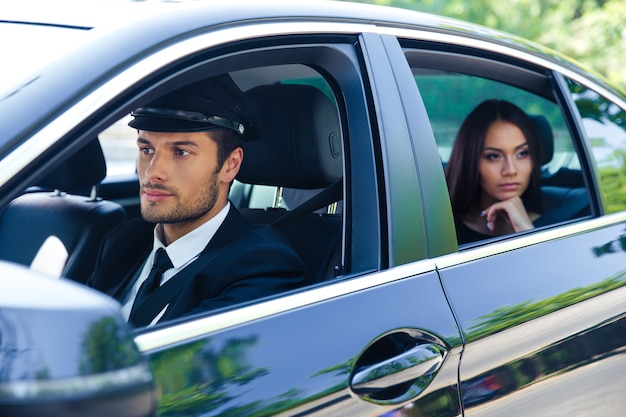 Mulher bonita andando em um carro com motorista