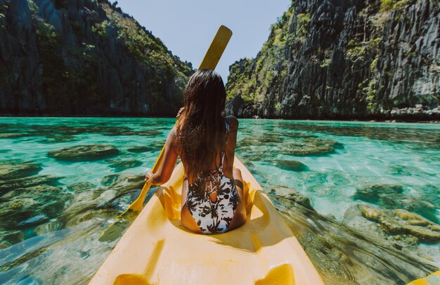 Mulher bonita, aproveite o tempo na lagoa em Coron, Filipinas. conceito sobre desejo de viajar tropical