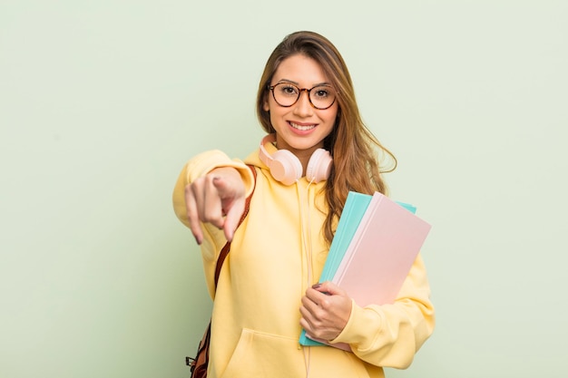 Mulher bonita asiática apontando para a câmera escolhendo seu conceito de estudante universitário