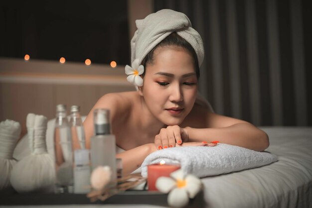 Mulher bonita asiática dorme spa e massagem relaxanteTempo de relaxar depois de cansado do trabalho duroTailândiaconceito de dia da mulher