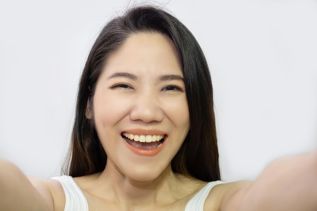 Mulher bonita asiática é selfie com sorriso e felicidade