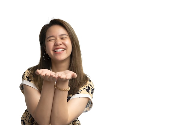 Mulher bonita asiática em estilo chinês cheongsam abre a palma da mão para querer angpao ou compartilha com felicidade e sorriso no conceito de oferecer, dar, compartilhar ou receber