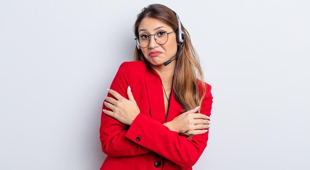 Mulher bonita asiática encolhendo os ombros, sentindo-se confusa e incerta. conceito de telemarcador