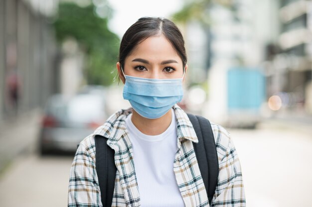 Mulher bonita asiática jovem sozinha viajar de férias com a mochila.