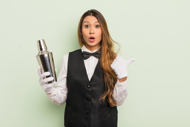 Mulher bonita asiática olhando atônita na descrença. barman com um shaker