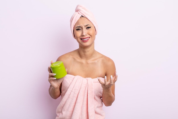 Mulher bonita asiática parecendo desesperada, frustrada e estressada. máscara de cabelo e conceito de cuidados