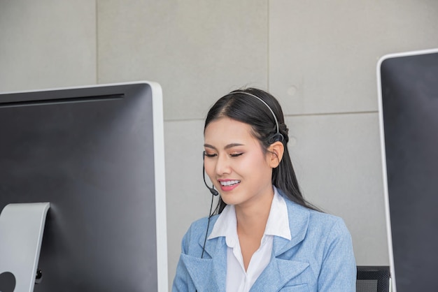 Mulher bonita asiática que trabalha com atendimento ao cliente de call center ou agente de vendas dá conselhos