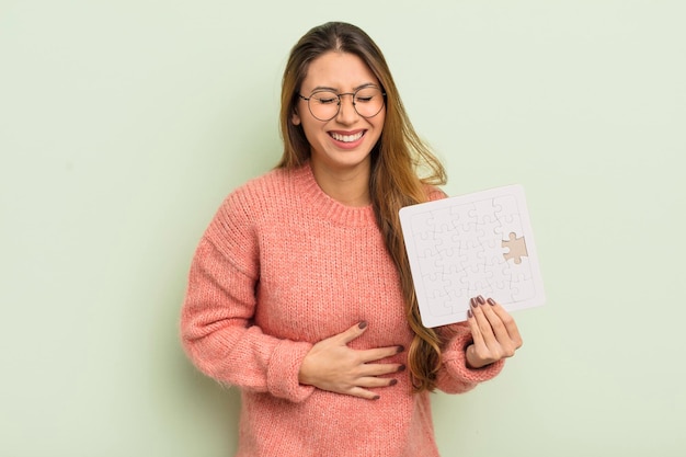 Mulher bonita asiática rindo alto de alguma piada hilária. conceito de quebra-cabeça