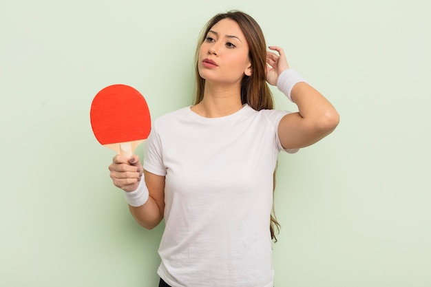 mulher bonita asiática se sentindo confusa e confusa, coçando a cabeça. conceito de pingue-pongue