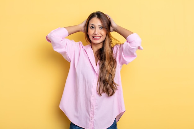 Mulher bonita asiática se sentindo estressada, preocupada, ansiosa ou assustada com as mãos na cabeça, entrando em pânico por engano