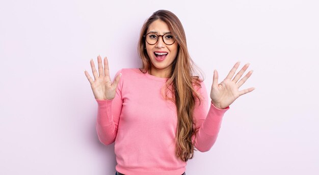 Mulher bonita asiática se sentindo estupefata e assustada, temendo algo assustador, com as mãos abertas na frente dizendo fique longe