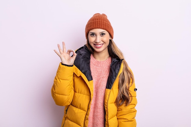 Mulher bonita asiática se sentindo feliz, mostrando aprovação com gesto bem. conceito de inverno