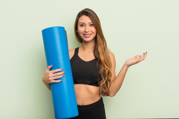 Mulher bonita asiática se sentindo feliz surpresa ao perceber uma solução ou conceito de ioga de ideia