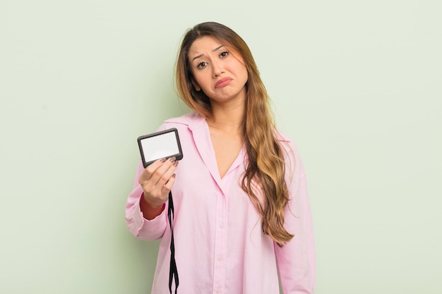 Mulher bonita asiática se sentindo triste e chorosa com um olhar infeliz e conceito de identificação de cartão de passagem chorando