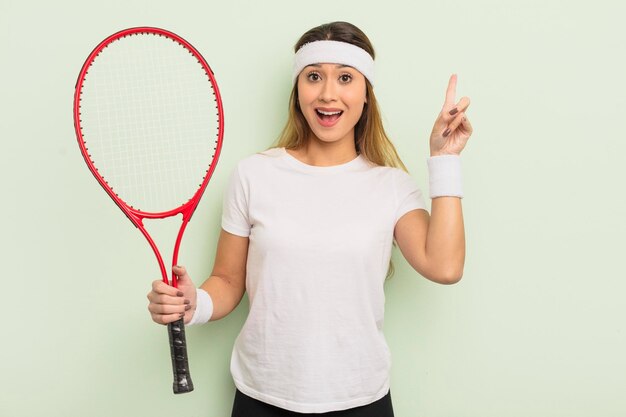 Mulher bonita asiática se sentindo um gênio feliz e animado depois de perceber um conceito de tênis de ideia