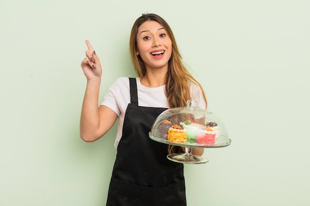 mulher bonita asiática se sentindo um gênio feliz e animado depois de realizar uma ideia. conceito de bolos caseiros