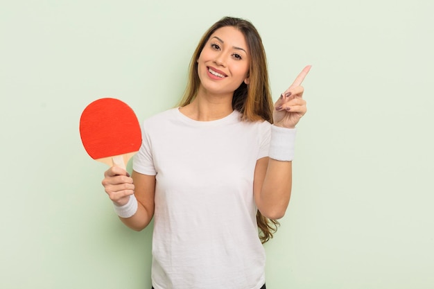 Mulher bonita asiática se sentindo um gênio feliz e animado depois de realizar uma ideia. conceito de pingue-pongue