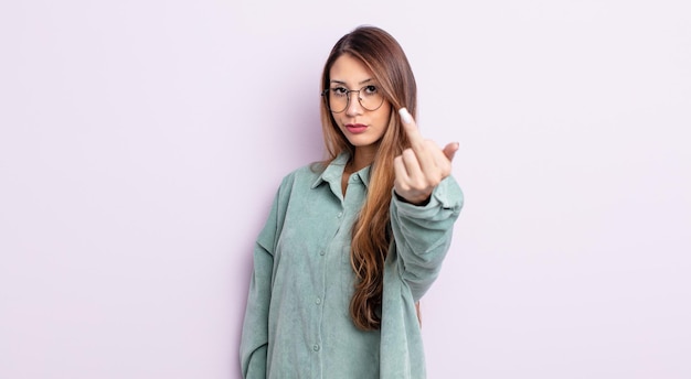 Mulher bonita asiática se sentindo zangada, irritada, rebelde e agressiva, sacudindo o dedo do meio e lutando contra