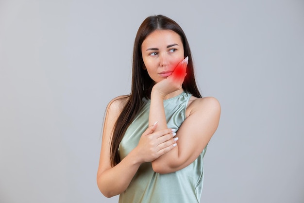 Mulher bonita asiática sente terrível dor de dente