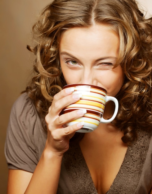 Mulher bonita, bebendo café
