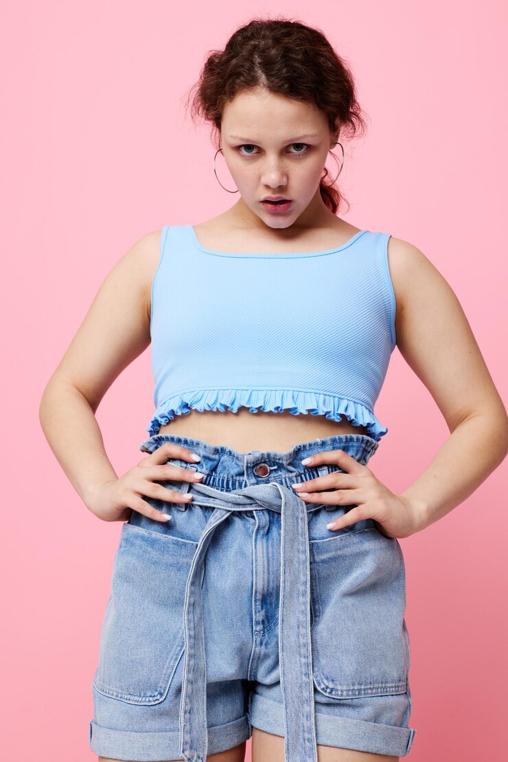 Foto mulher bonita camiseta azul gestos de mão emoção vista cortada inalterada