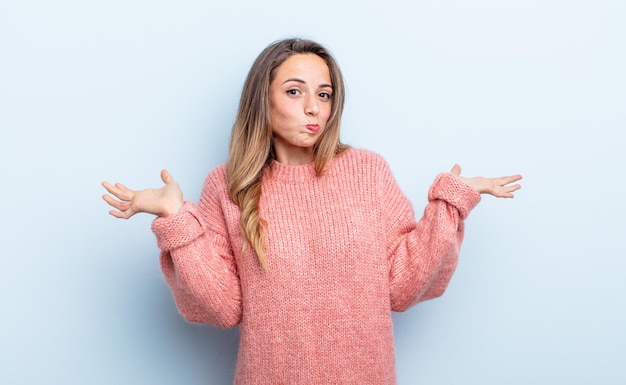 Mulher bonita caucasiana se sentindo confusa e confusa, duvidando, ponderando ou escolhendo opções diferentes com expressão engraçada