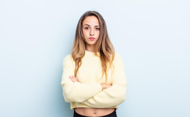 Mulher bonita caucasiana se sentindo descontente e desapontada, parecendo séria, irritada e irritada com os braços cruzados