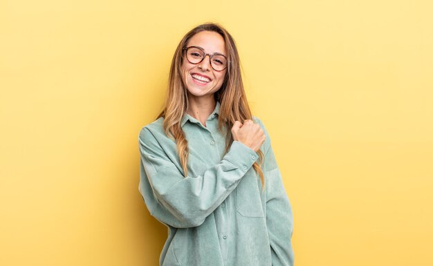 Mulher bonita caucasiana se sentindo feliz, positiva e bem-sucedida, motivada ao enfrentar um desafio ou comemorar bons resultados